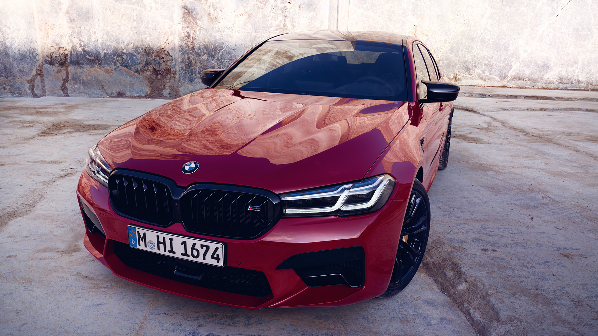 Design M de la BMW M5 Competition F90 LCI restylage 2020 vue de trois quarts avant Design M de la BMW M5 Competition F90 LCI restylage 2020 BMW Individual Imola Rot vue de trois quarts avant