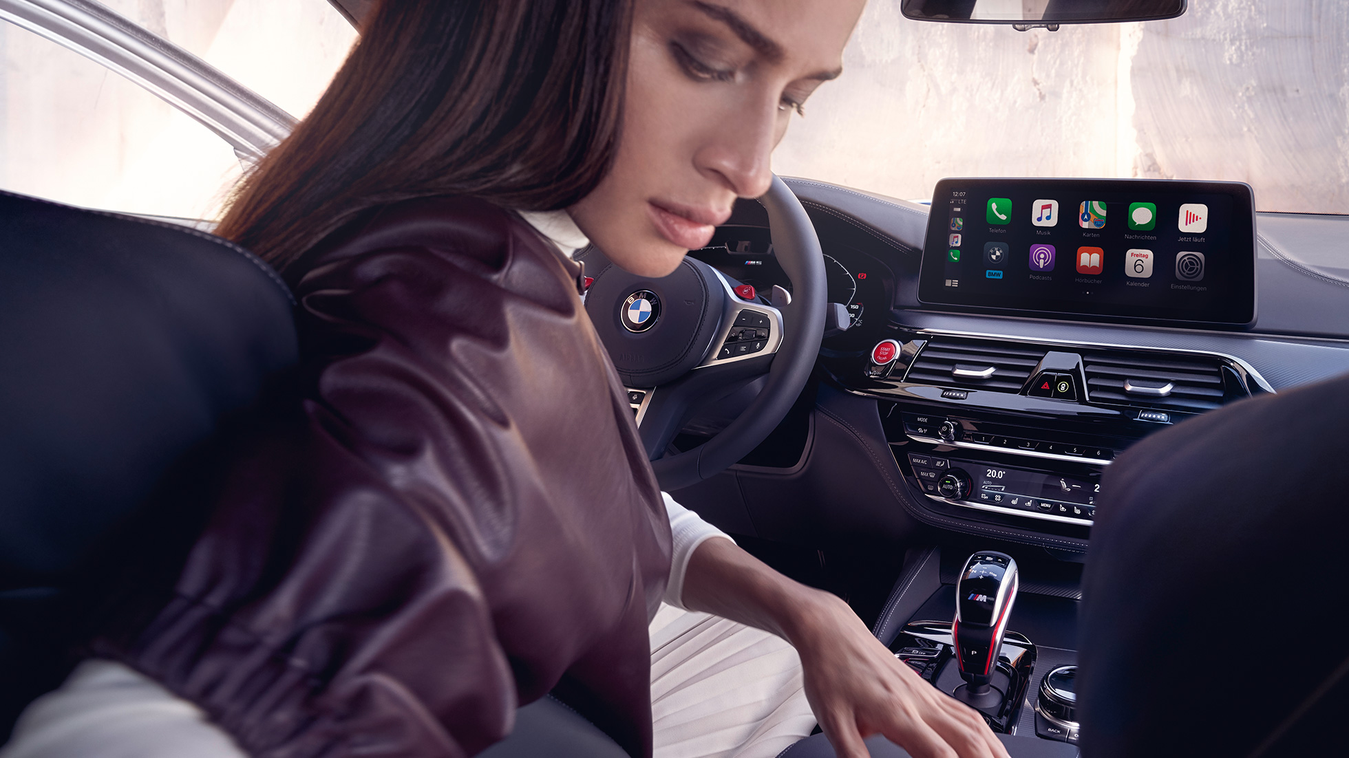 BMW M5 Competition F90 LCI restylage 2020 poste de conduite BMW M5 Competition F90 LCI restylage en 2020 habitacle poste de conduite femme au volant