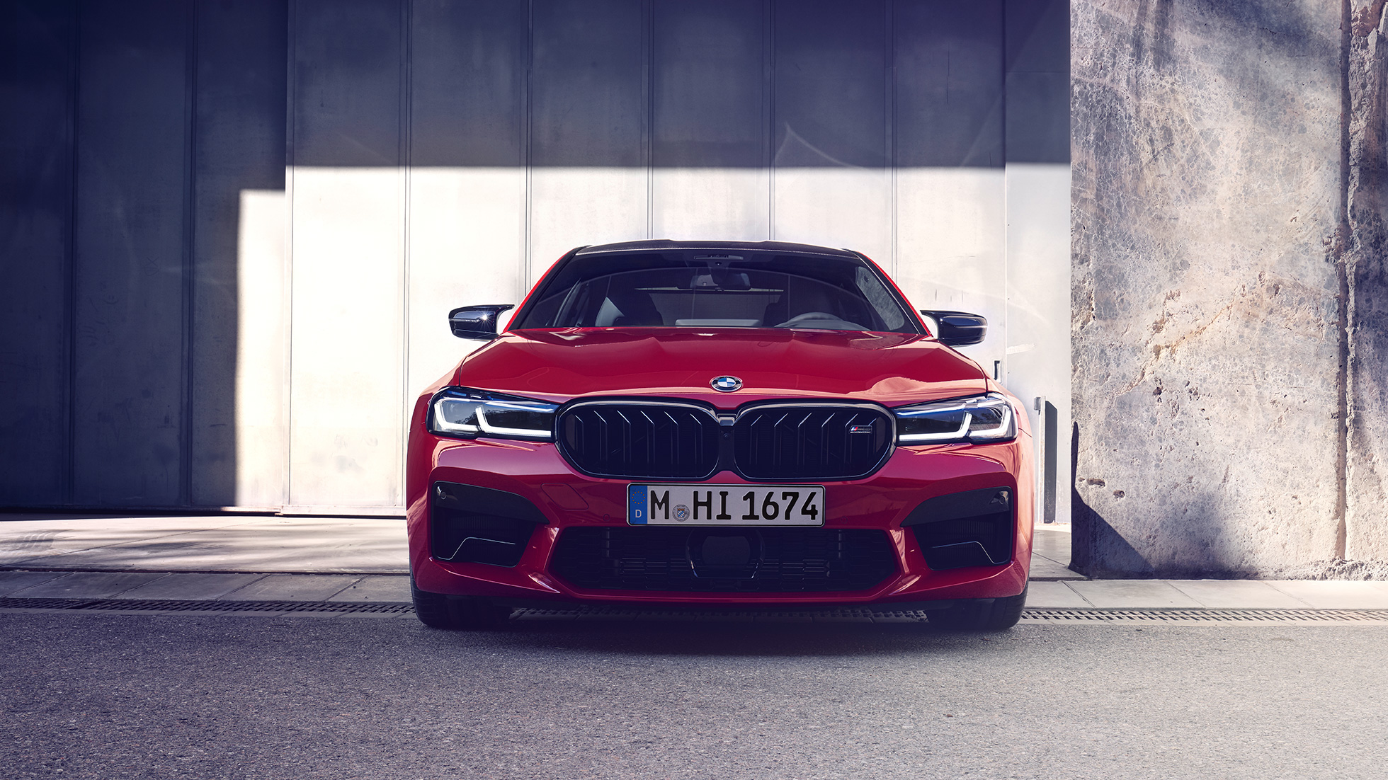 Avant avec nouveaux naseaux BMW M5 Competition F90 LCI restylage 2020 Avant avec nouveaux naseaux de la BMW M5 Competition F90 LCI restylage 2020 BMW Individual Imola Rot vue de face