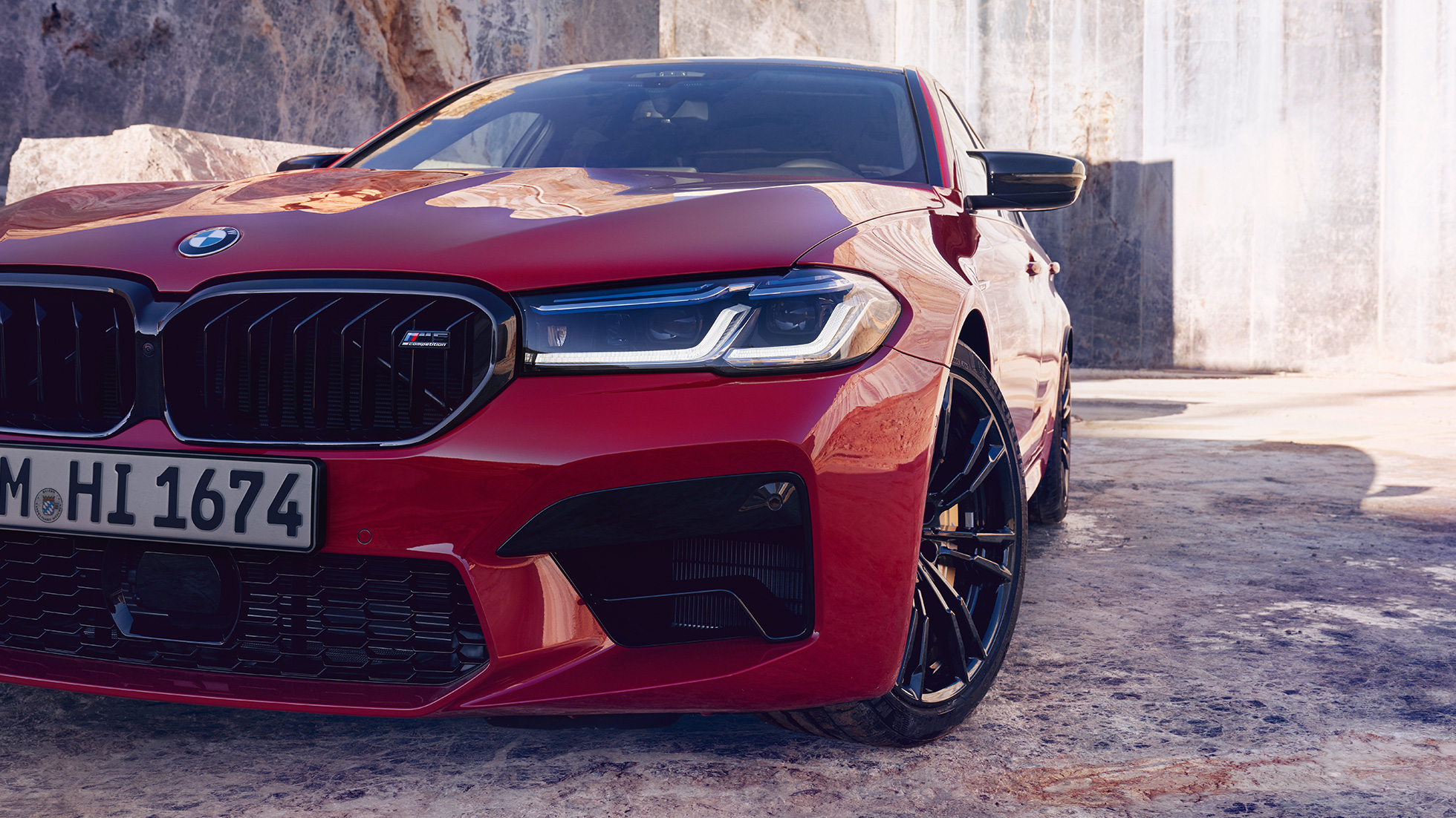 BMW Laserlight BMW M5 Competition F90 LCI restylage 2020 vue en gros plan avant BMW Laserlight BMW M5 Competition F90 LCI restylage 2020 BMW Individual Imola Rot vue en gros plan avant