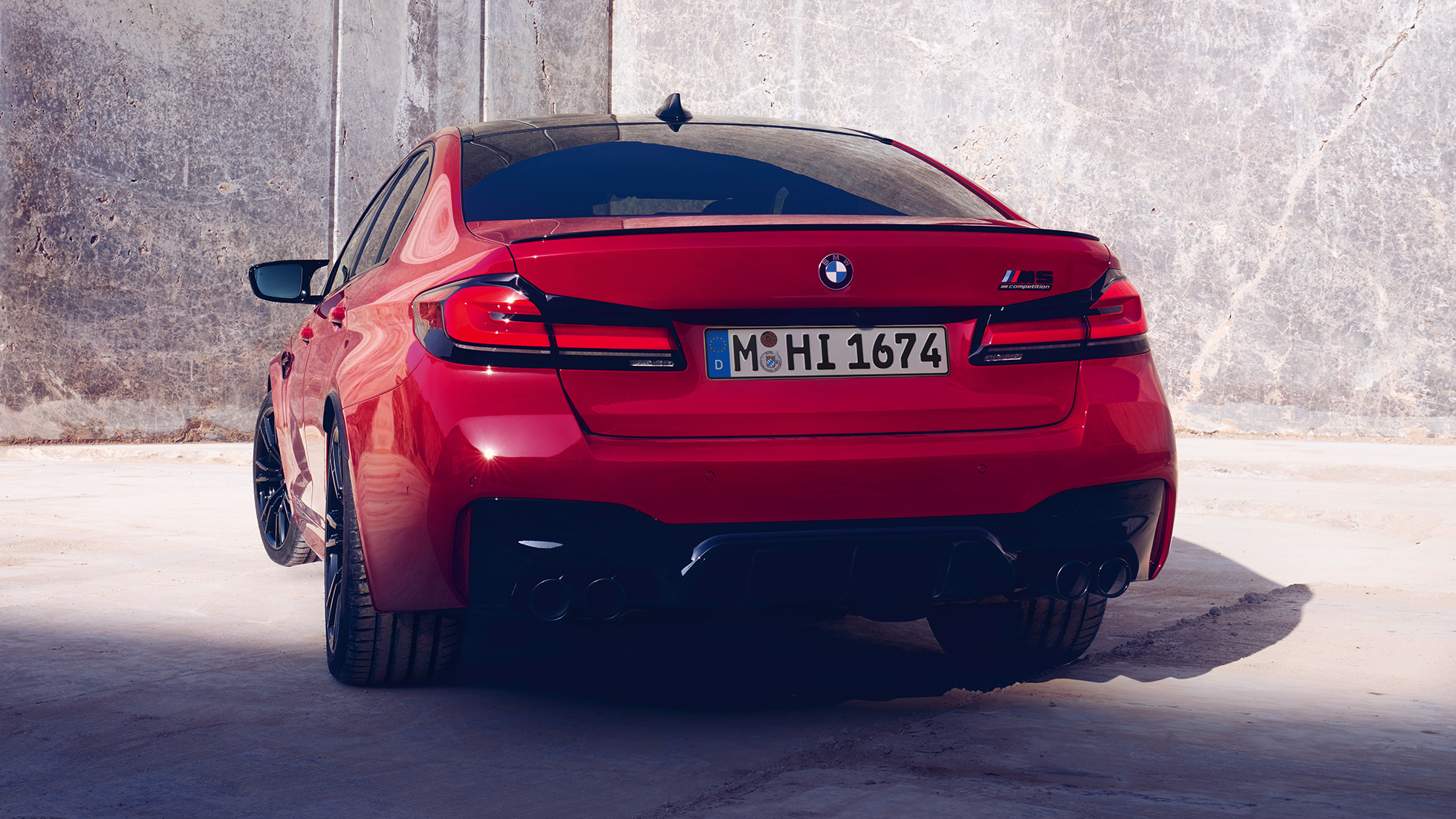 Feux arrière de la BMW M5 Competition F90 LCI restylage 2020 Feux arrière de la BMW M5 Competition F90 LCI restylage 2020 BMW Individual Imola Rot vue arrière