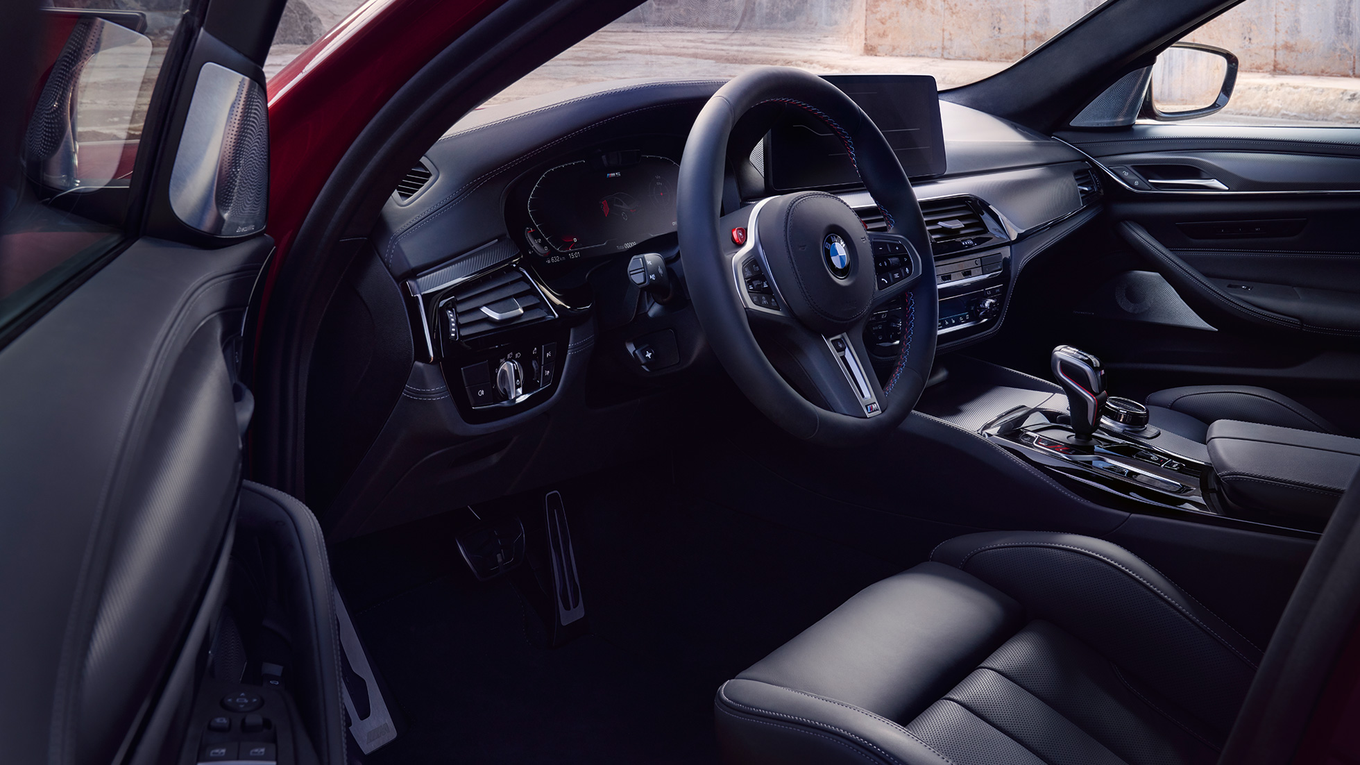 BMW M5 Competition F90 LCI restylage 2020 poste de conduite BMW M5 Competition F90 LCI restylage 2020 poste de conduite avec porte ouverte