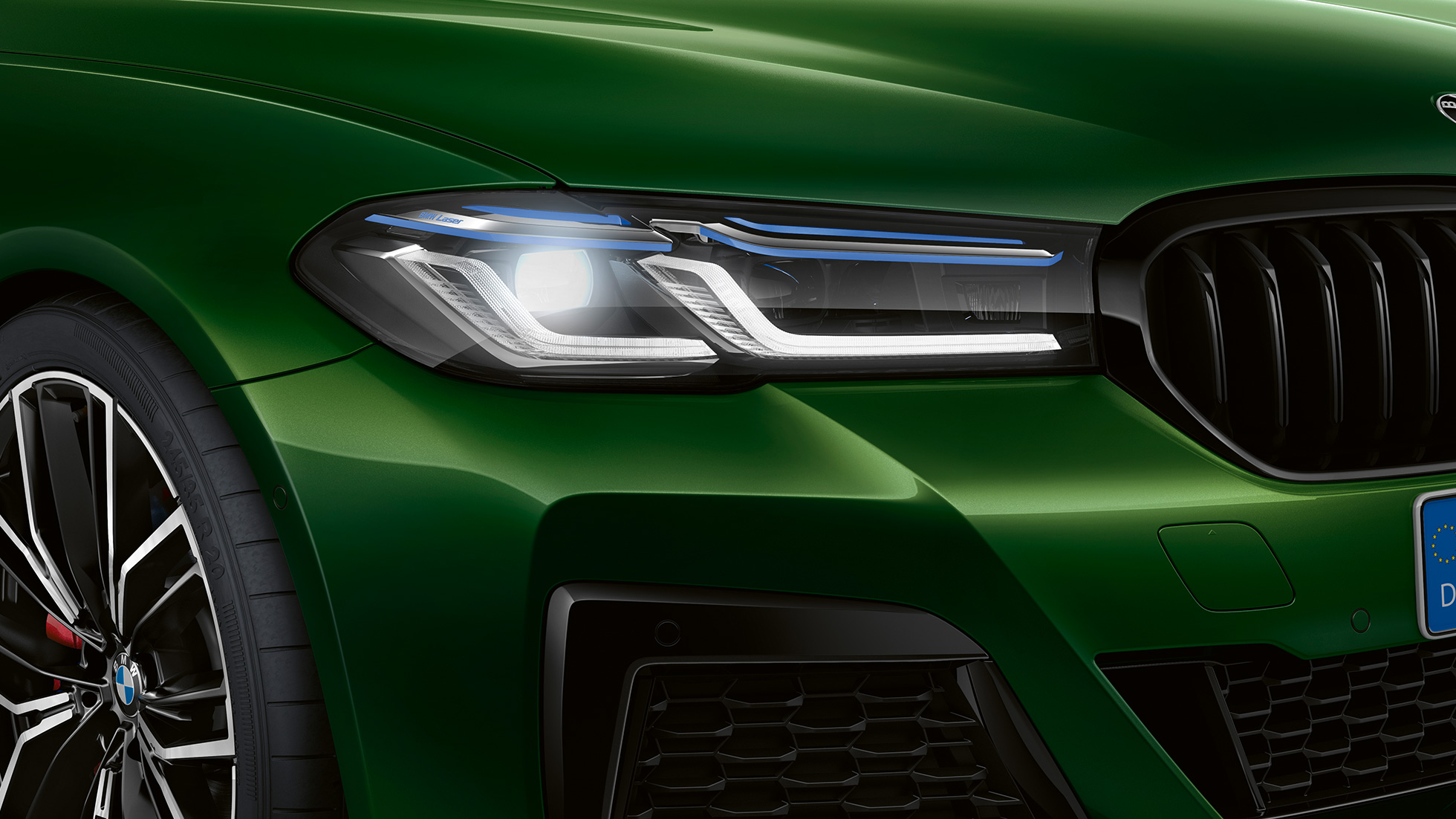 Phares BMW Individual Shadow Line BMW M550i xDrive Berline G30 LCI restylage 2020 Phares BMW Individual Shadow Line BMW M550i xDrive Berline G30 LCI restylage 2020 BMW Individual Verde Ermes metallic vue en gros plan avant
