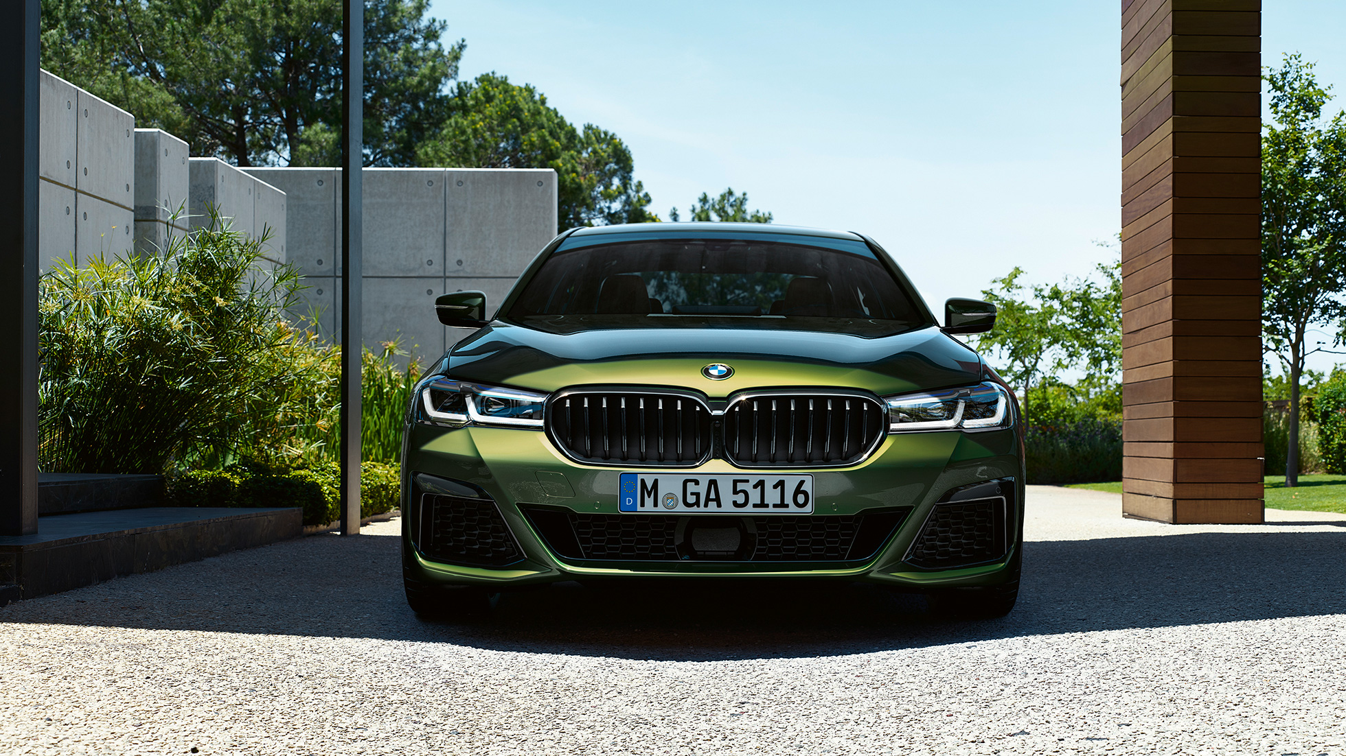 Face avant avec nouveaux naseaux BMW M550i xDrive Berline G30 LCI restylage 2020 Vue avant avec nouveaux naseaux BMW M550i xDrive Berline G30 LCI restylage 2020 BMW Individual Verde Ermes metallic vue avant