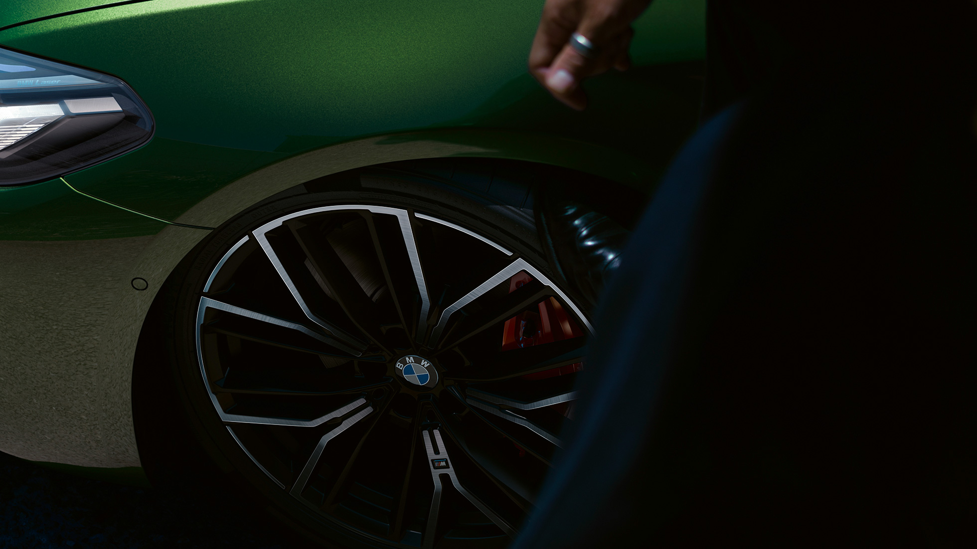 Jantes BMW M 20" en alliage léger avec freins M sport en rouge BMW M550i xDrive Berline G30 LCI restylage 2020 Jantes BMW M 20" en alliage léger avec freins M sport en rouge BMW M550i xDrive Berline G30 LCI restylage 2020