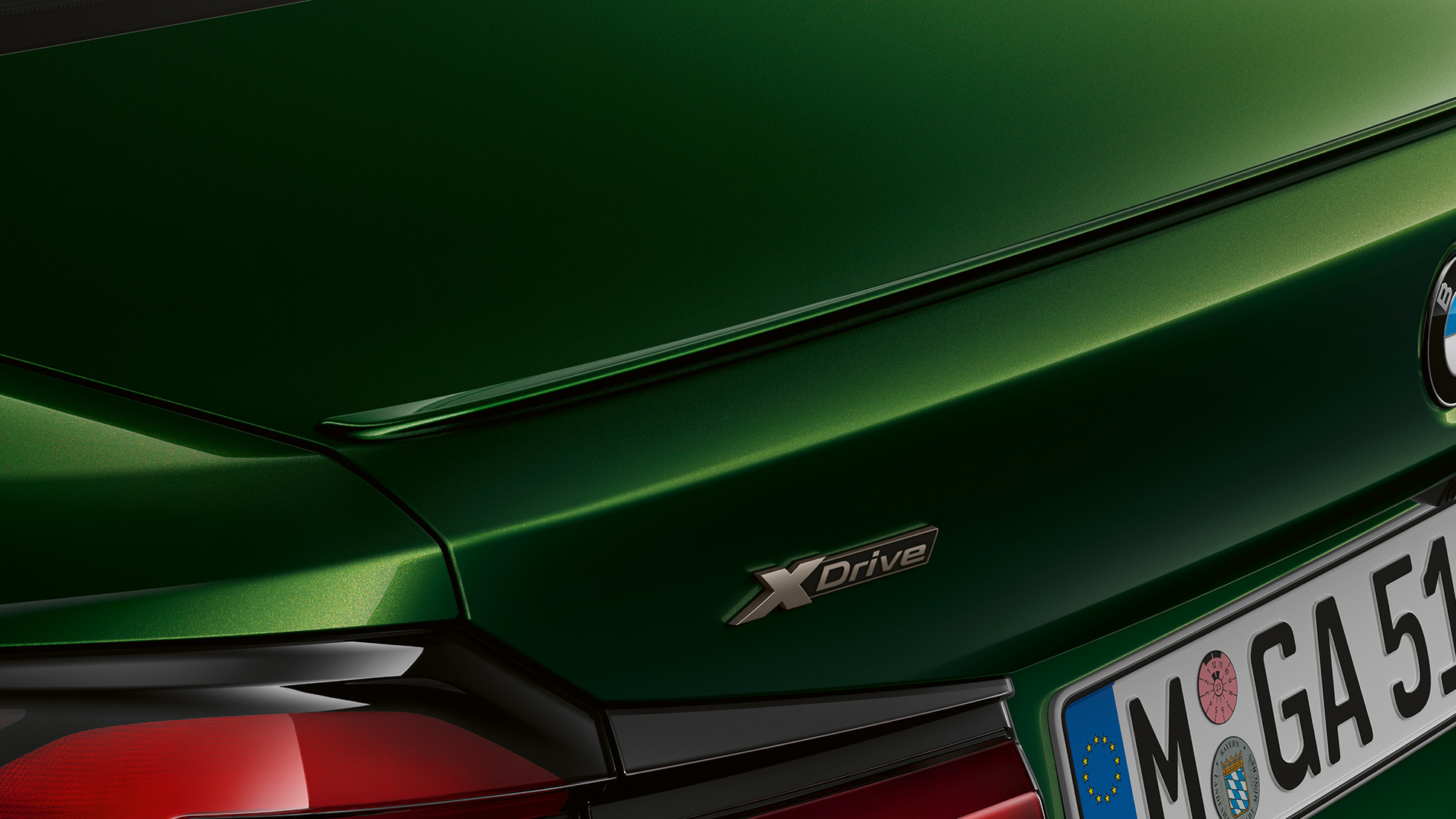Becquet arrière BMW M550i xDrive Berline G30 LCI restylage 2020 vue en gros plan de la poupe Becquet arrière BMW M550i xDrive Berline G30 LCI restylage 2020 BMW Individual Verde Ermes metallic vue en gros plan arrière