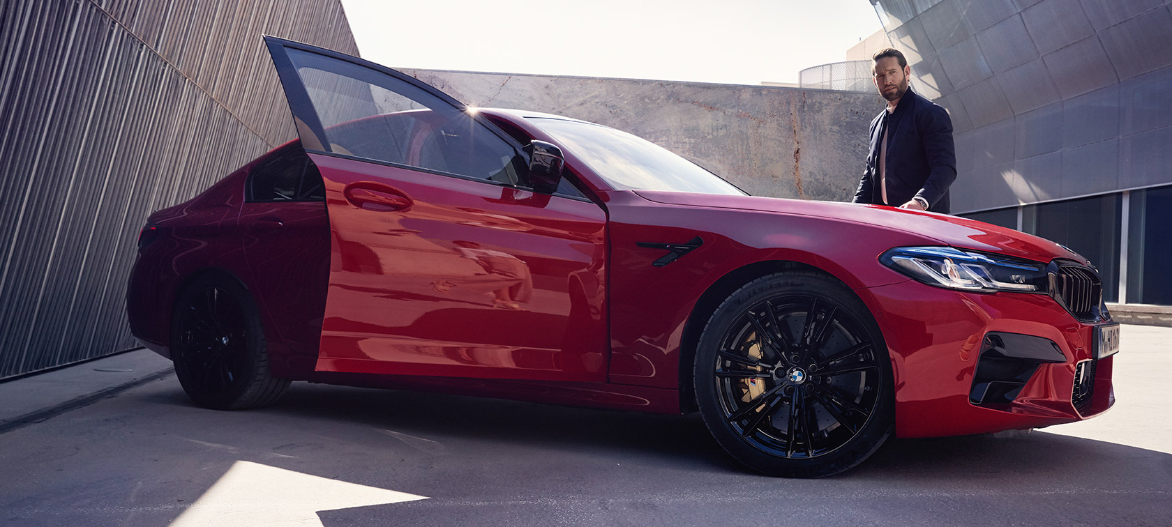 BMW M5 Competition F90 LCI restylage 2020 vue de profil avec porte ouverte BMW M5 Competition F90 LCI restylage 2020 BMW Individual Imola Rot vue de profil avec porte ouverte