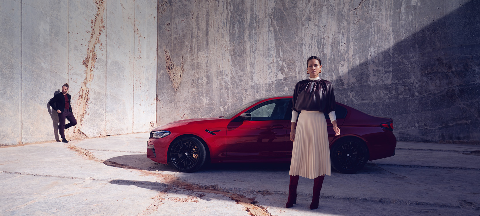 BMW M5 Competition F90 LCI restylage 2020 vue de profil avec femme BMW M5 Competition F90 LCI restylage 2020 BMW Individual Imola Rot vue de profil avec femme