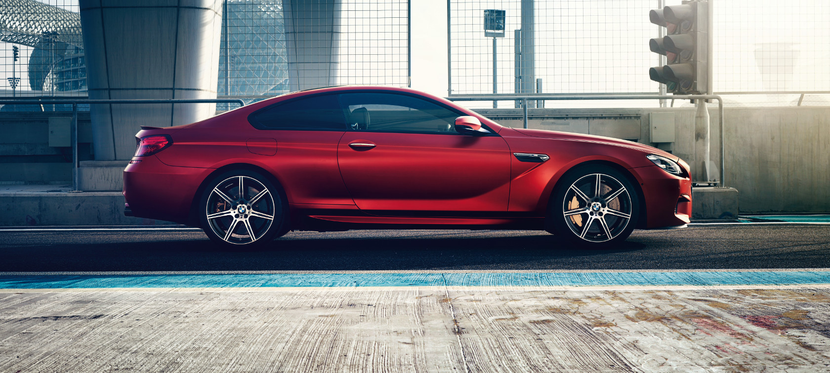 BMW M6 Coupé - Carrosserie rouge - Vue latérale BMW M6 Coupé - Carrosserie rouge - Vue latérale