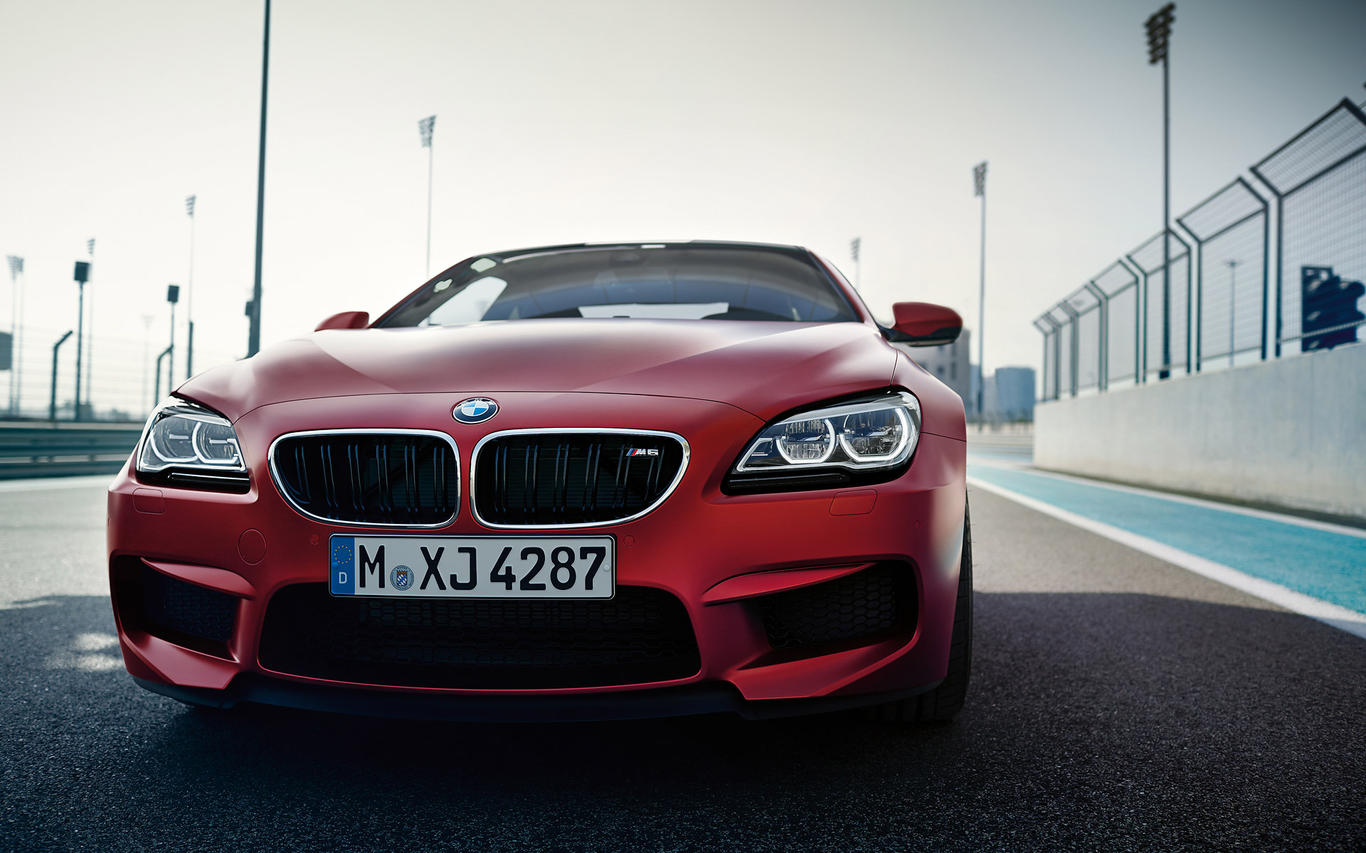 Essai routier du Coupé BMW M6 rouge - vue frontale.
