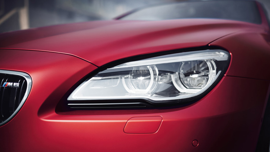 Coupé BMW M6 de Série M - le détail du phare avant.