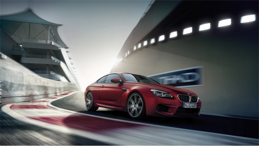 Essai routier du Coupé BMW M6 rouge - vue latérale.