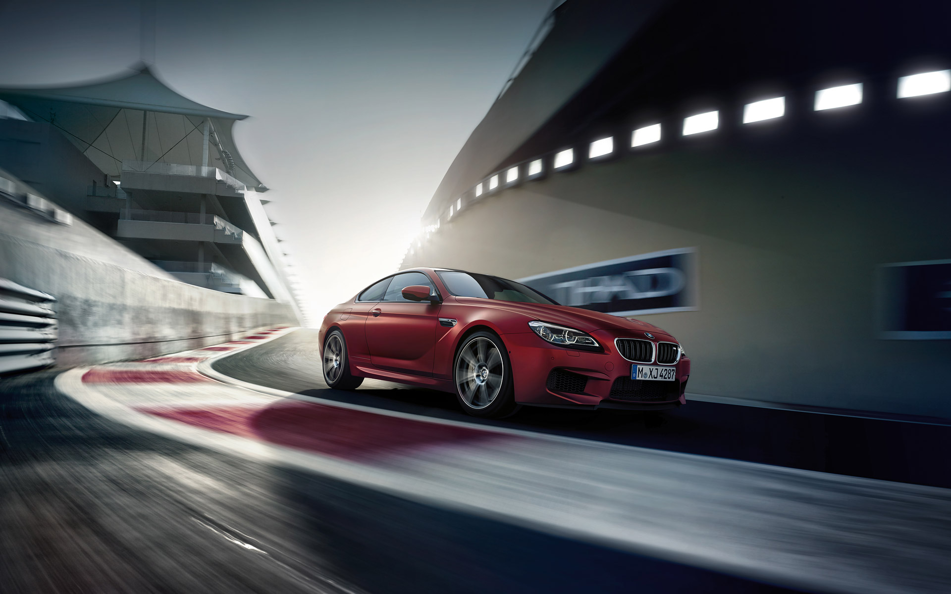 Essai routier du Coupé BMW M6 rouge - vue latérale.