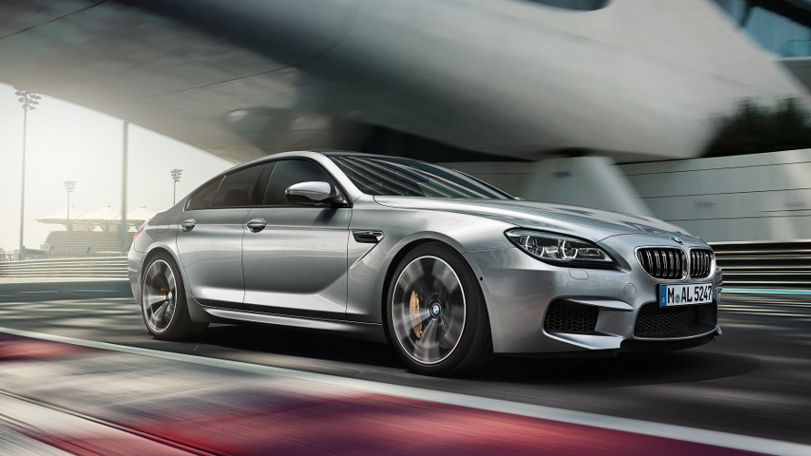 Essai sur route du Gran Coupé BMW M6 de Série M, carrosserie grise - vue latérale.