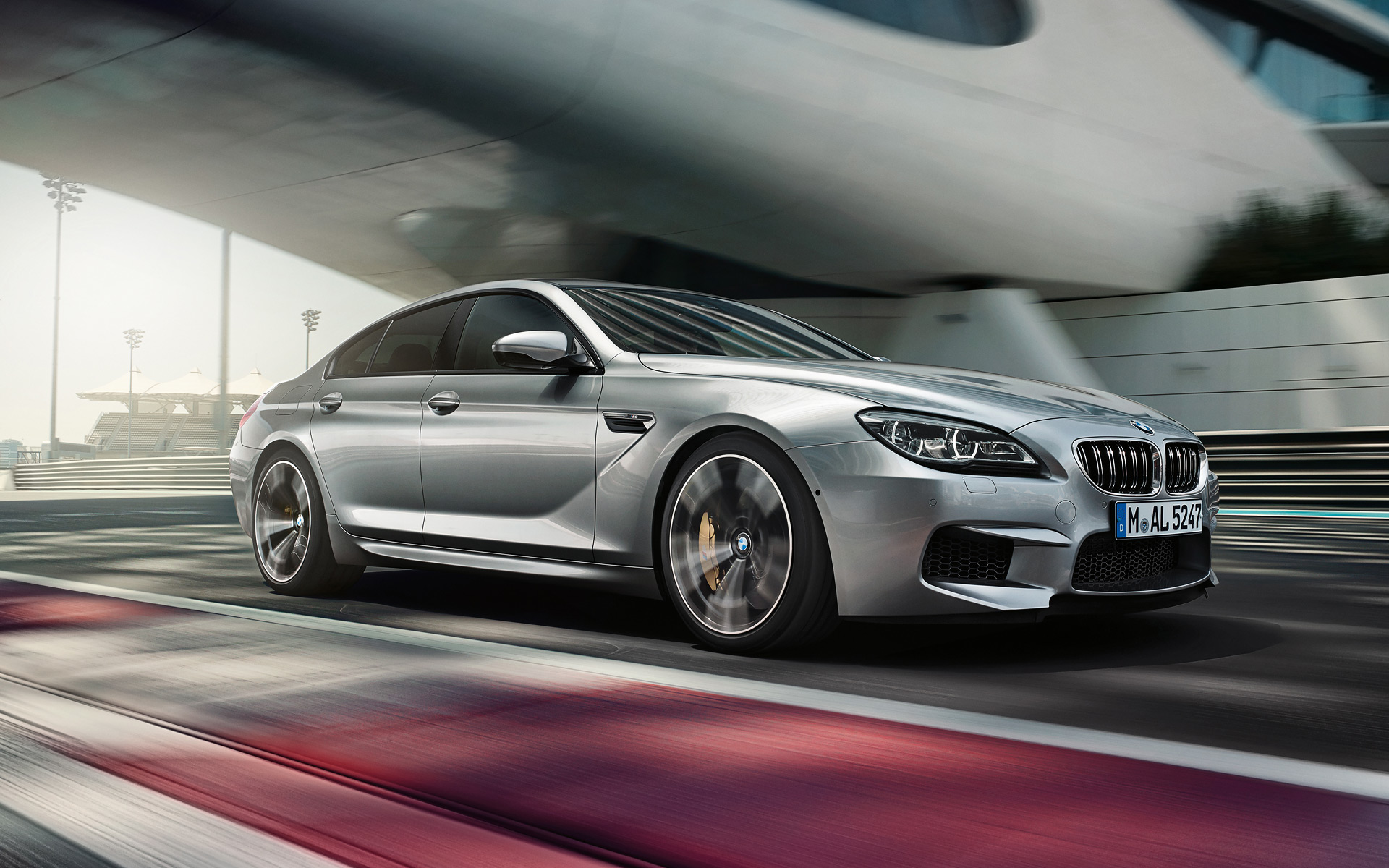Essai sur route du Gran Coupé BMW M6 de Série M, carrosserie grise - vue latérale.