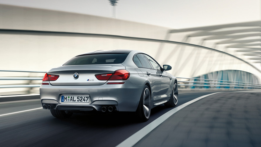Essai sur route du Gran Coupé BMW M6 de Série M, carrosserie grise - vue arrière.