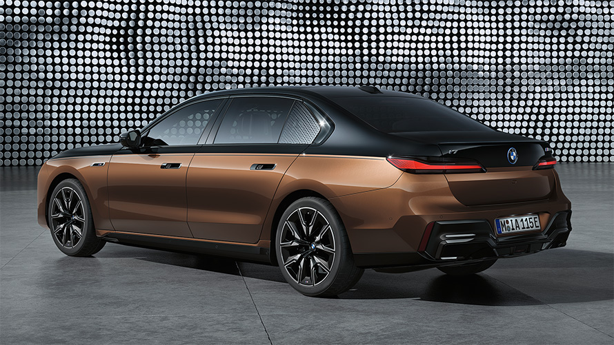 BMW i7 M70 xDrive Sedan G70 Exterior two-tone paintwork side view