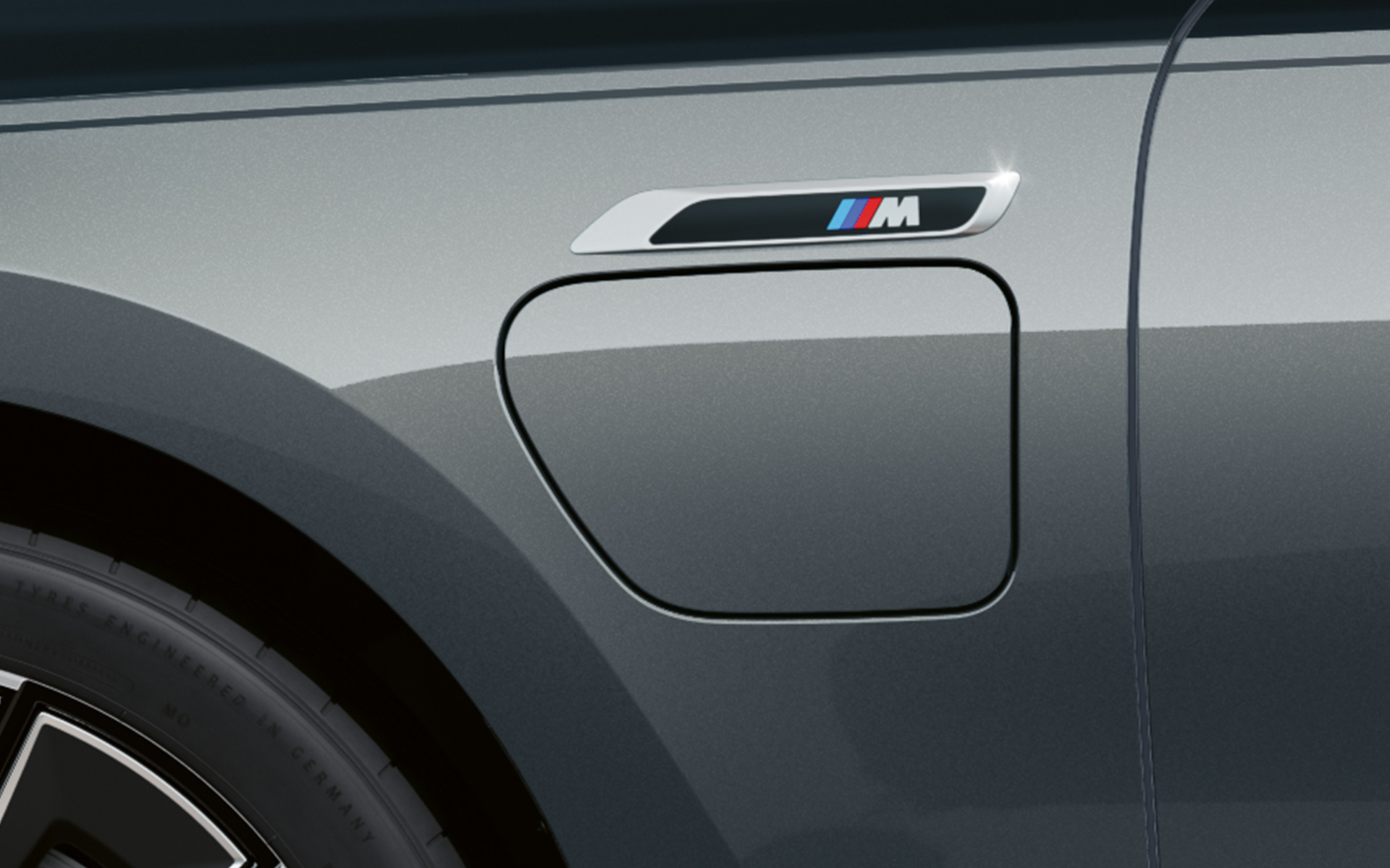 M badge BMW M760e xDrive Sedan G70 M badge BMW M760e xDrive Sedan G70 M Performance package BMW Individual two-tone Black Sapphire metallic paintwork BMW Individual Dravite Grey metallic close-up side view