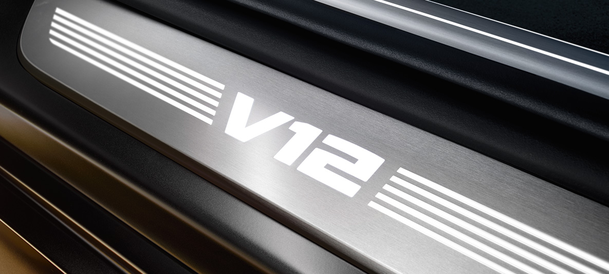Seuils de porte BMW M760Li xDrive Berline G11 G12 2019 avec inscription V12 en gros plan Seuils de porte BMW M760Li xDrive Berline G11 G12 2019 avec inscription V12 en gros plan