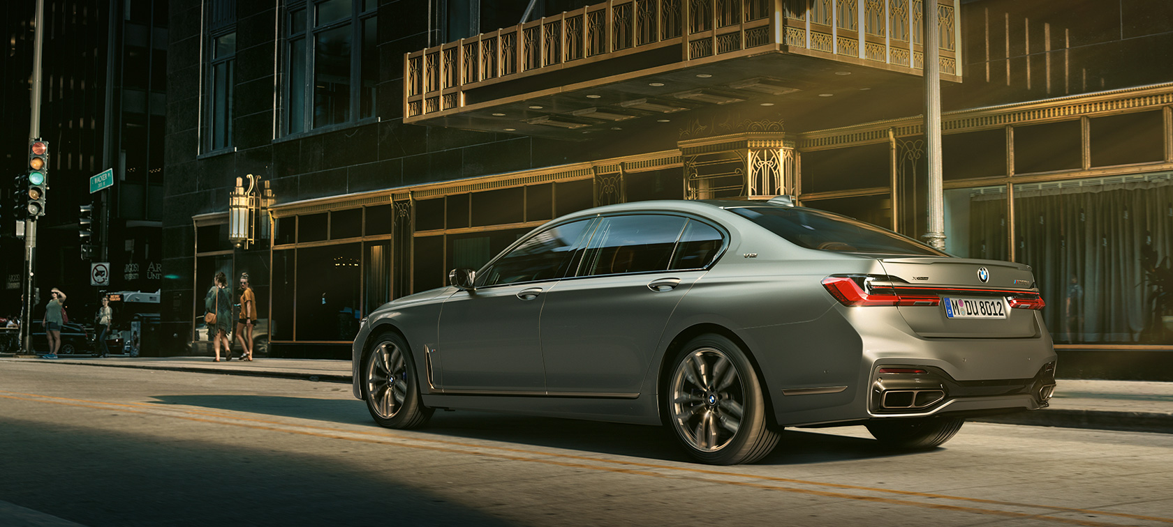 Vue de profil arrière de la BMW M760Li xDrive Berline G11 G12 dans un décor urbain BMW M760Li xDrive Berline 2019 G11 G12 en vue de profil arrière dans un décor urbain