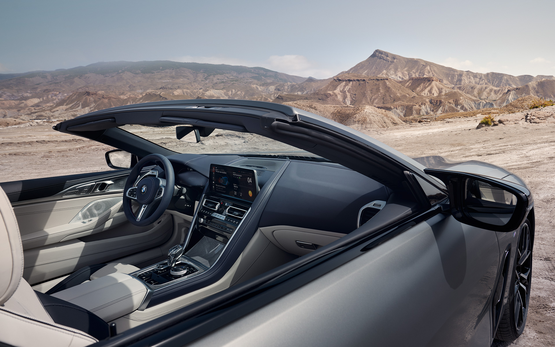 Intérieur de BMW M850i xDrive Cabrio G14 LCI restylage 2022 BMW M850i xDrive Cabrio G14 LCI restylage 2022 BMW Individual Frozen Pure Grey metallic, vue de l'habitacle à travers la capote ouverte