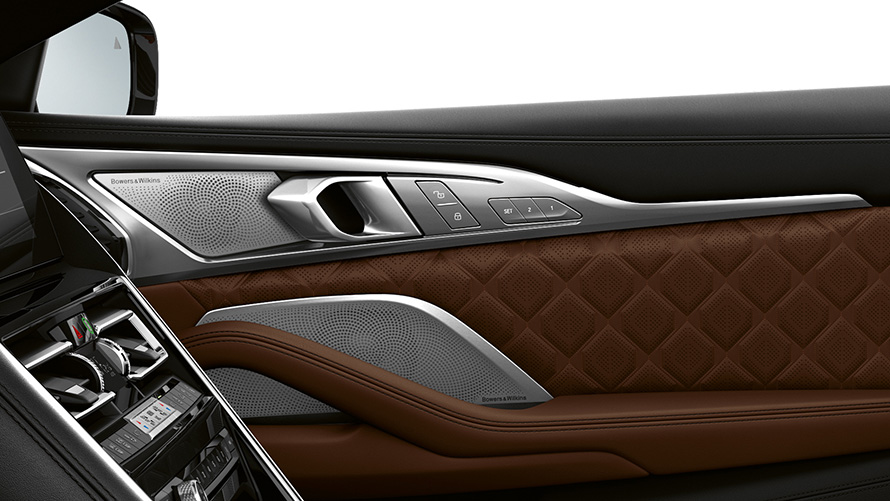 La nouvelle BMW M8 Cabrio F91 LCI restylage 2022 Bowers & Wilkins Diamond Surround Sound System, vue en gros plan