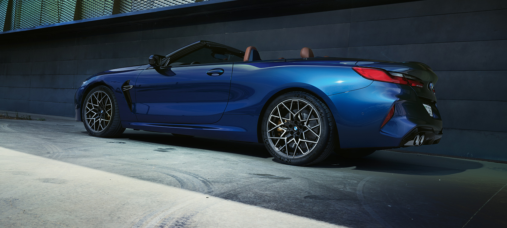 Vue de trois quarts arrière de BMW M8 Cabrio F91 LCI restylage 2022 Vue de trois quarts arrière BMW M8 Cabrio F91 LCI restylage 2022 BMW Individual Tansanitblau metallic vue de trois quarts arrière