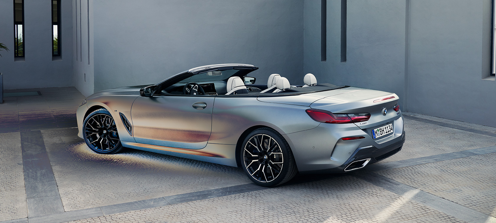 Vue de trois quarts arrière de BMW M850i xDrive Cabrio G14 LCI restylage 2022 BMW M850i xDrive Cabrio G14 LCI Facelift 2022 BMW Individual Frozen Pure Grey metallic, vue de trois quarts arrière à l'arrêt