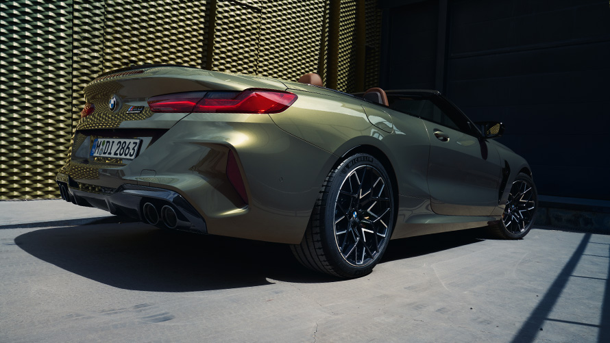 Three-quarter rear view BMW M8 Competition Convertible F91 LCI Facelift 2022 BMW M8 Competition Convertible F91 LCI Facelift 2022 BMW Individual Brass metallic three-quarter rear view