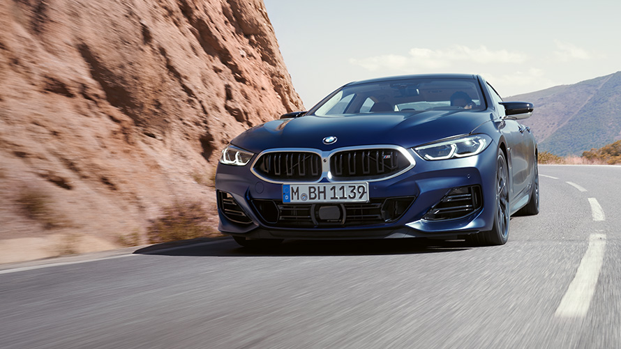 The new BMW 8 Series Gran Coupé M850i xDrive 2022 G16 LCI Facelift BMW Individual Frozen Tansanit Blue metallic three-quarter front view driving