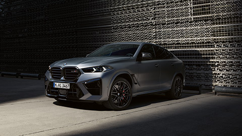 BMW X6 M F96, vue de trois quarts de profil en stationnement Modèles BMW M BMW X6 M F96, vue de trois quarts de profil en stationnement
