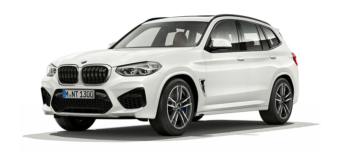 BMW X3 M, three-quarter side view. BMW X3 M in Alpine White, exterior, three-quarter side view.