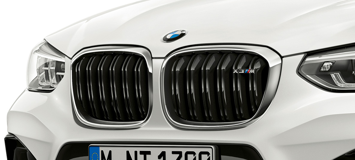 BMW X3 M, M kidney grille. BMW X3 M in Alpine White, exterior, front, M kidney grille with chrome highlights and model designation.