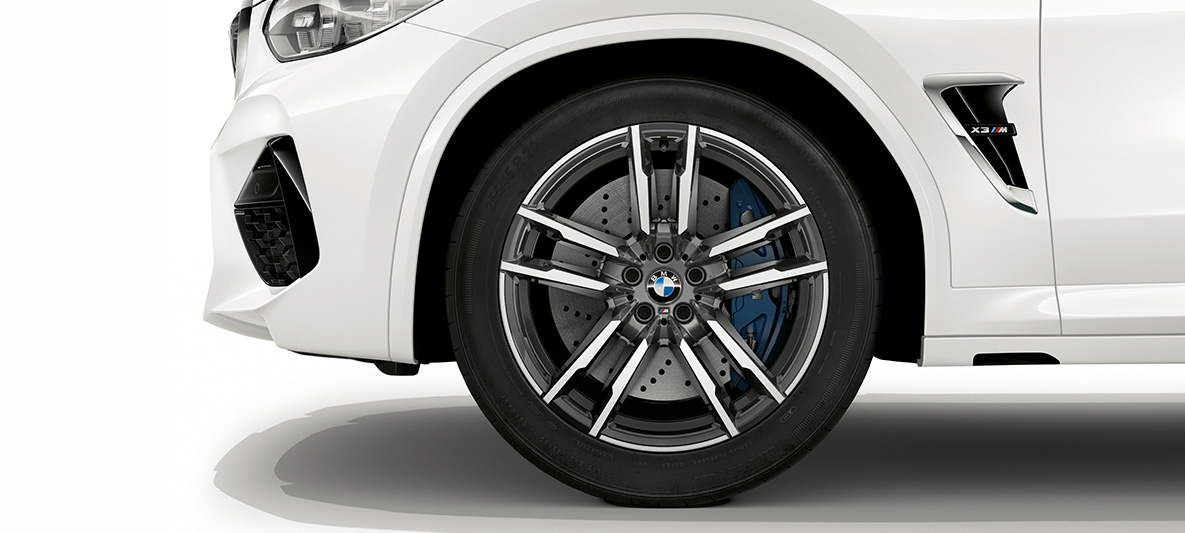 BMW X3 M, 20-inch M light alloy wheels in Orbit Grey. BMW X3 M in Alpine White, exterior, 20-inch M light alloy wheels in Orbit Grey.