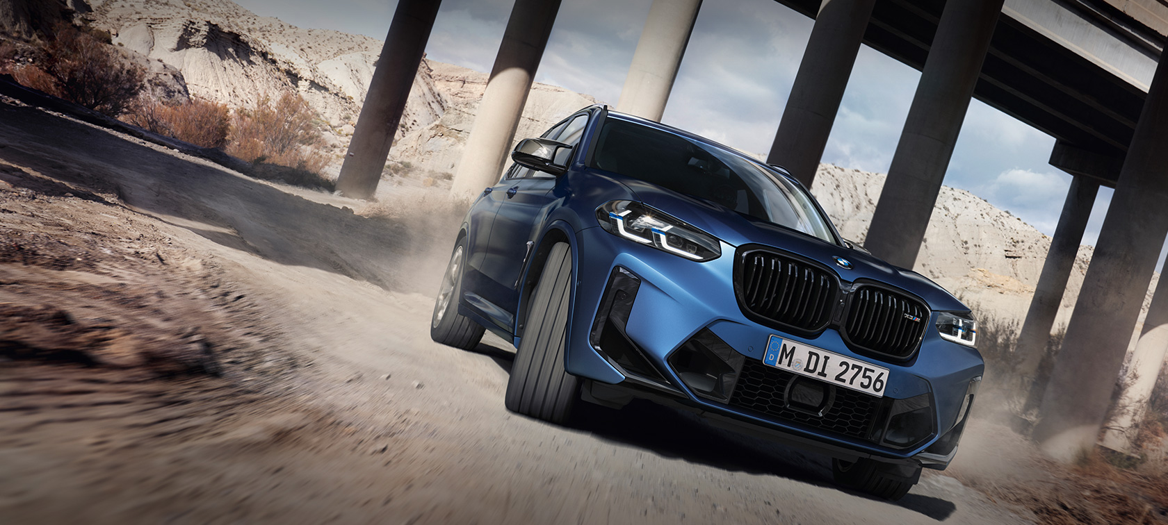 BMW X3 M Competition F97 LCI 2021 vue de trois quarts avant en mouvement BMW X3 M Competition F97 LCI restylage 2021 Frozen Marina Bay Blau metallic vue de trois quarts avant en mouvement