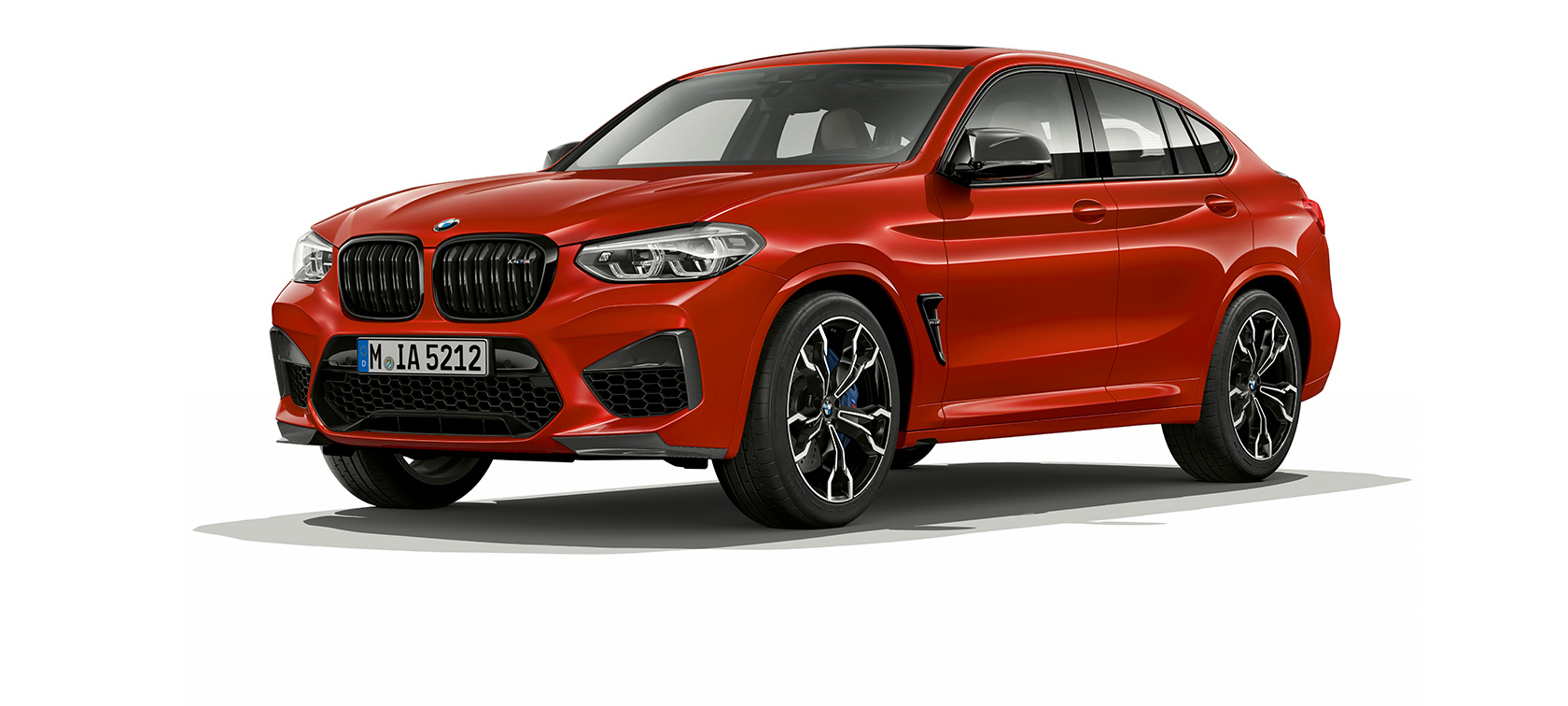 BMW X4 M Competition, three-quarter side view. BMW X4 M Competition in Toronto Red metallic, exterior, three-quarter side view.