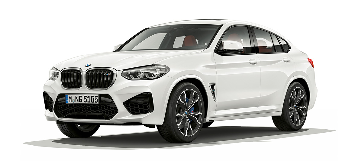 BMW X4 M, three-quarter side view. BMW X4 M in Alpine White, exterior, three-quarter side view.