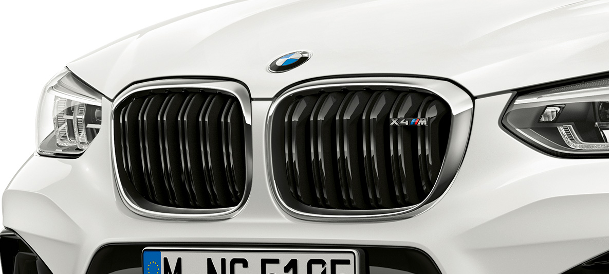 BMW X4 M, M kidney grille. BMW X4 M in Alpine White, exterior, front, M kidney grille with chrome highlights and model designation.