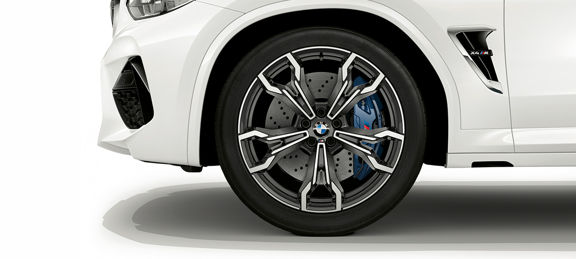 BMW X4 M, 21-inch M light alloy wheels in Orbit Grey. BMW X4 M in Alpine White, exterior, 21-inch M light alloy wheels in Orbit Grey.