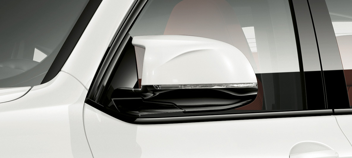 BMW X4 M, mirror caps in vehicle colour. BMW X4 M in Alpine White, exterior, mirror caps in vehicle colour.