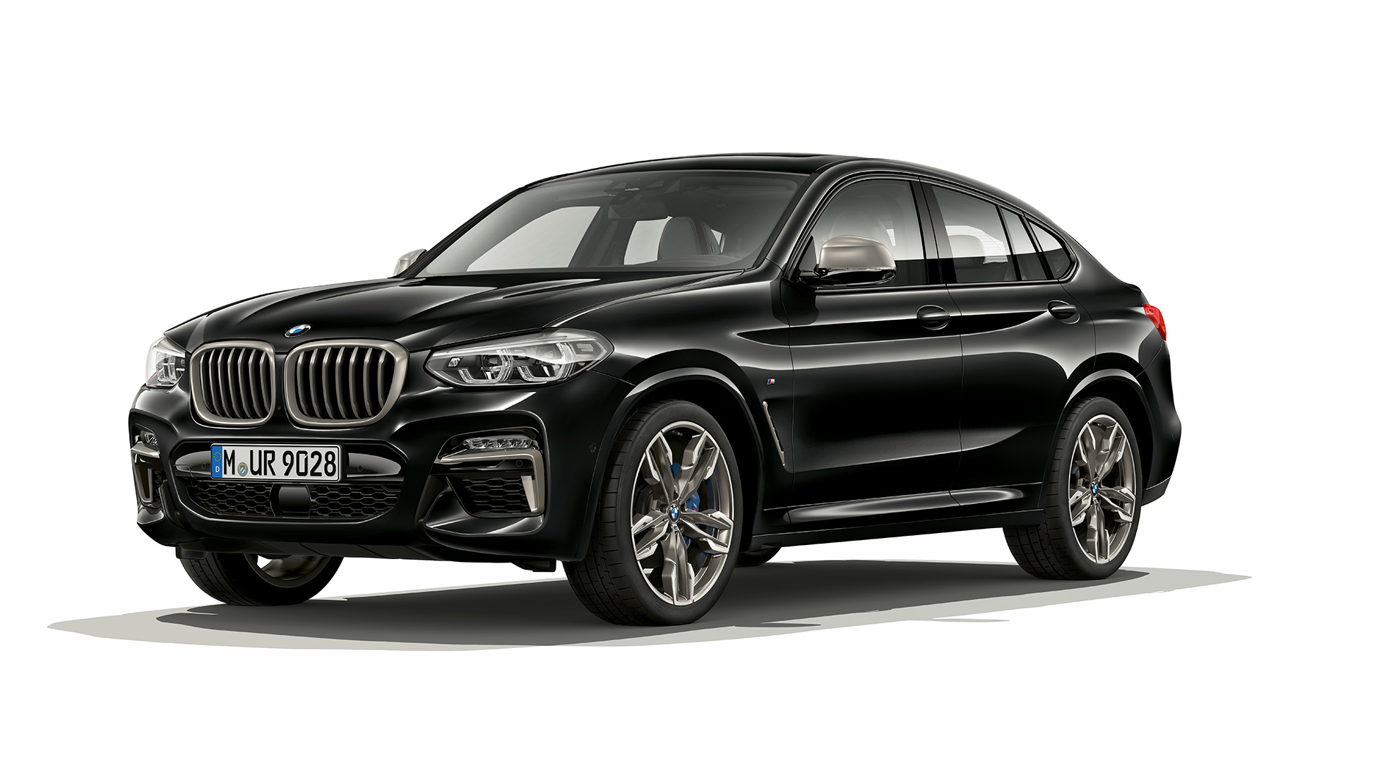 BMW X4 M40i, three-quarter front view. BMW X4 M40i in Black Sapphire metallic, exterior, three-quarter front view, right side.