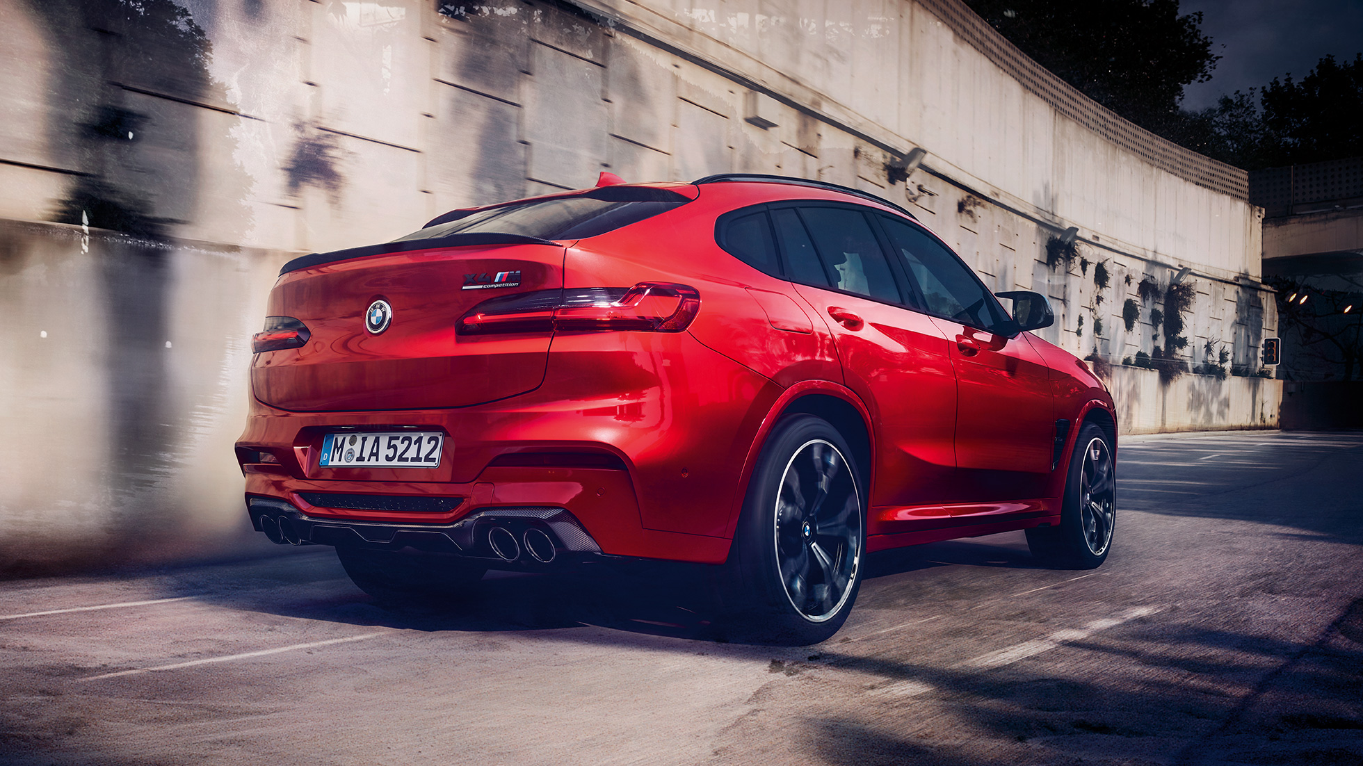 BMW X4 M Competition, lateral rear view. BMW X4 M Competition in Toronto Red metallic, exterior, lateral rear view.