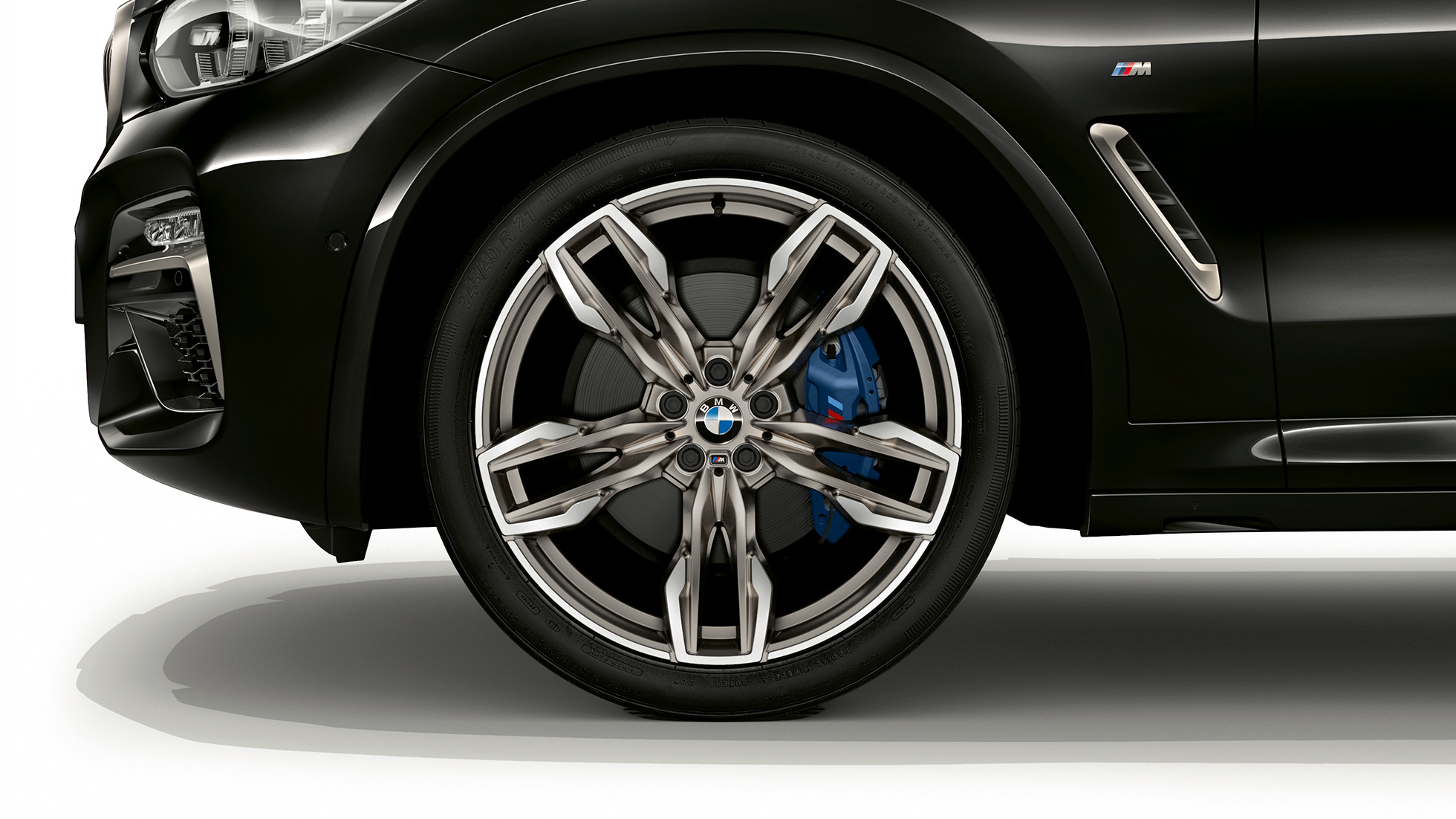BMW X4 M40i, 21-inch M light alloy wheels. BMW X4 M40i in Black Sapphire metallic, exterior, side view with 21-inch M light alloy wheels in double-spoke design.