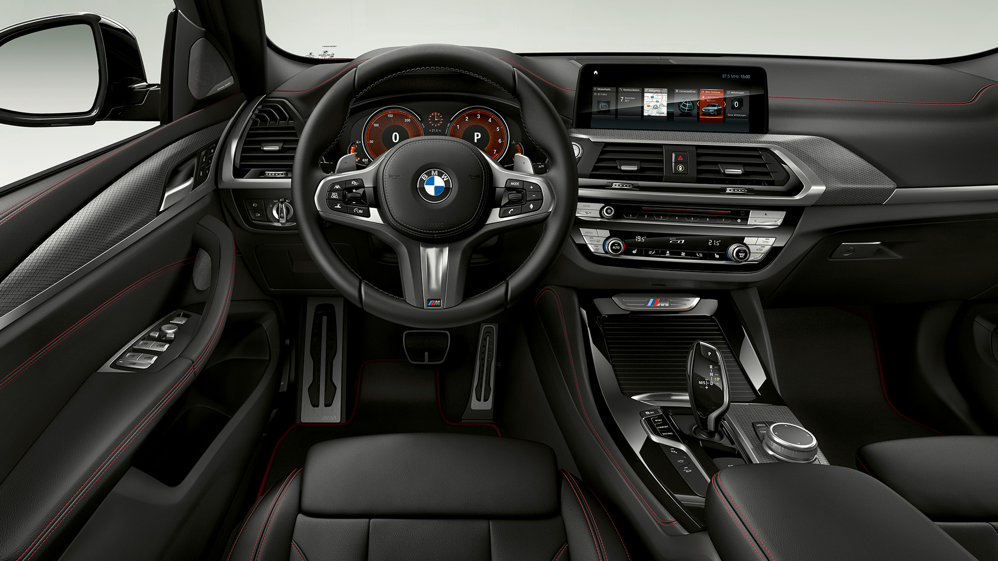 BMW X4 M40i, habitacle. Intérieur des BMW X4 M40i, habitacle avec sièges sport et volant M en cuir.