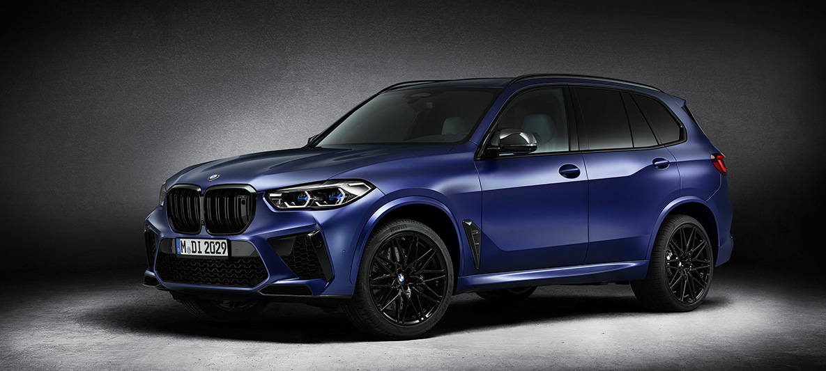 BMW X5 M SUV First Edition F95 2020 BMW Individual special paint work Frozen Marina Bay Blue metallic matte three-quarter front view BMW X5 M First Edition F95 2020 SUV BMW Individual special paint work Frozen Marina Bay Blue metallic matte three-quarter front view