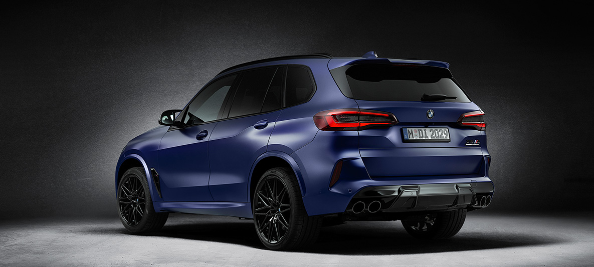 BMW X5 M SUV First Edition F95 2020 BMW Individual special paint work Frozen Marina Bay Blue metallic matte three-quarter rear view BMW X5 M First Edition F95 2020 SUV BMW Individual special paint work Frozen Marina Bay Blue metallic matte three-quarter rear view
