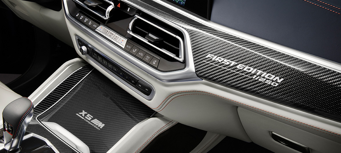 BMW X5 M SUV First Edition F95 2020 interior trim finsihers in 'Carbon Fibre' with „First Edition“ inscription BMW X5 M First Edition F95 2020 SUV interior trim finsihers in 'Carbon Fibre' with „First Edition“ inscription