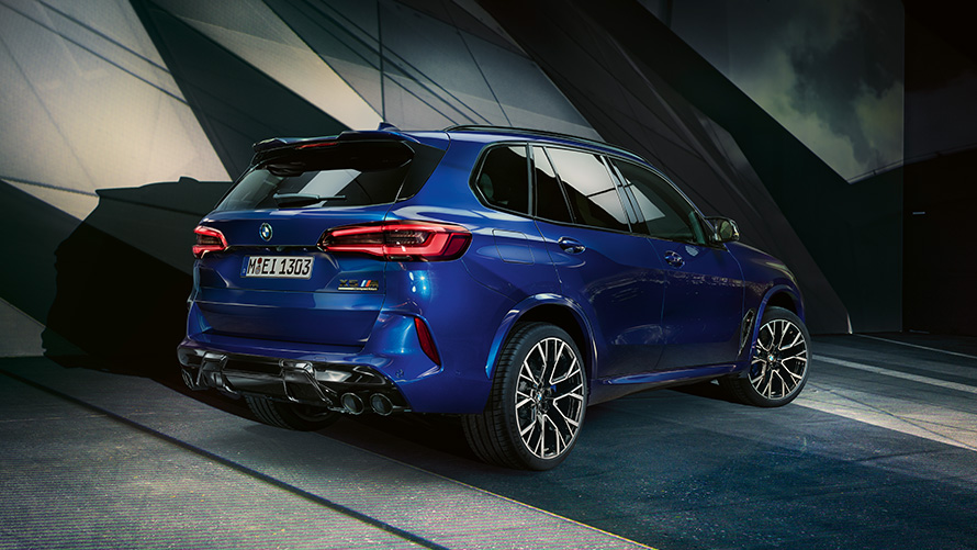 BMW Financial Services pour la BMW X5 M Competition F95 2020 BMW Financial Services pour la BMW X5 M Competition F95 2020 SUV, vue de trois quarts arrière à l’arrêt