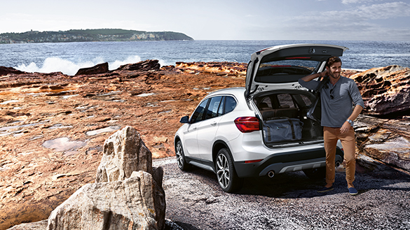 BMW X Series X1: open trunk vehicle, stop by the beach. BMW X Series X1: open trunk vehicle, stop by the beach.