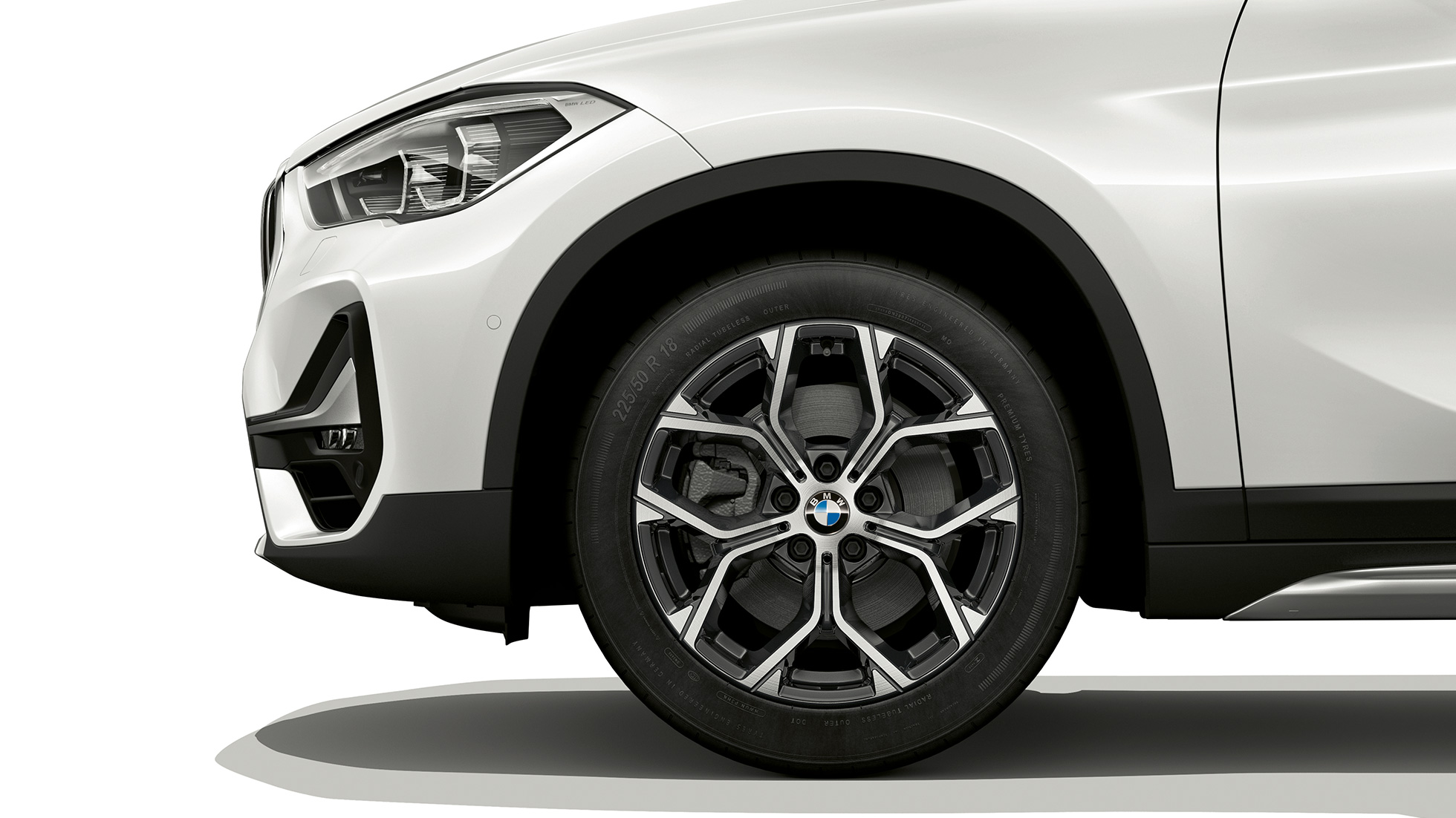 BMW X1, Model xLine, light-alloy wheel. BMW X1, Model xLine, side view with close-up on light-alloy wheel.